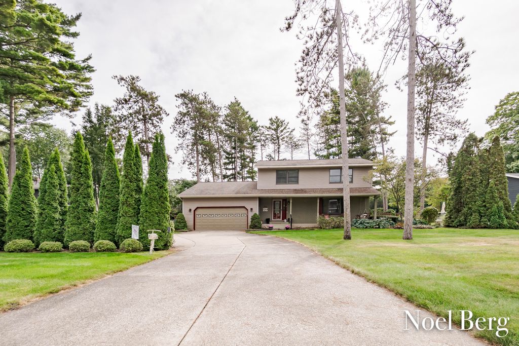 Photo of 17218 Timber Dunes Drive, Grand Haven, MI 49417 (MLS # 26010613)