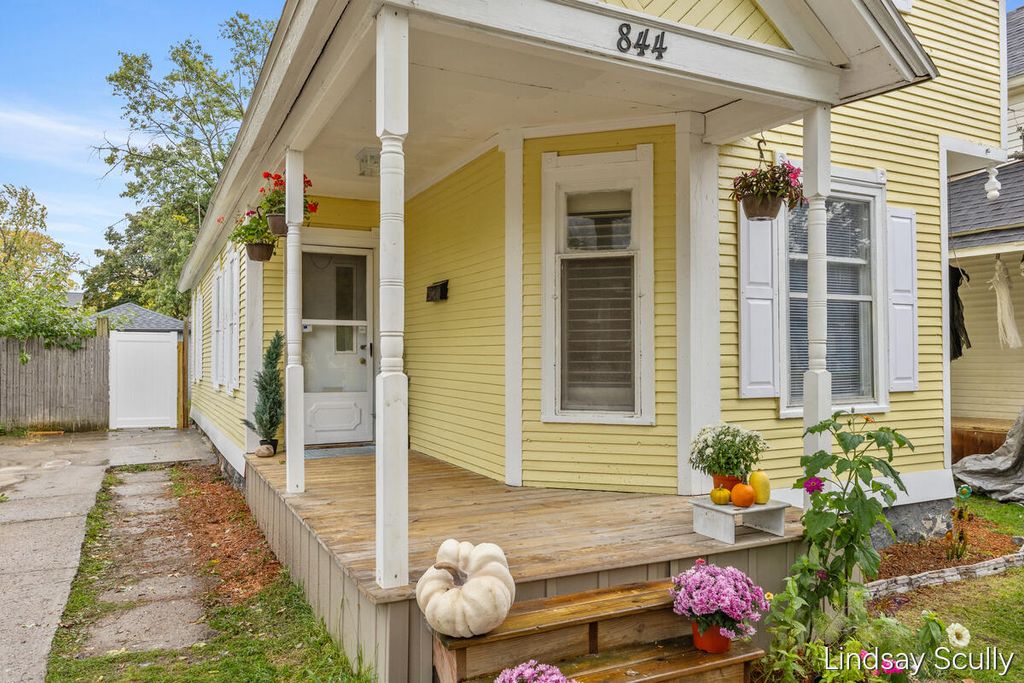 Photo of 844 Watson Street SW, Grand Rapids, MI 49504 (MLS # 25056512)