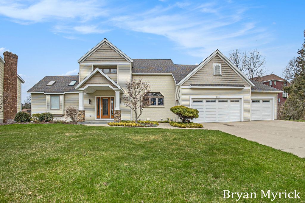 Photo of 921 Meadow Ridge Drive, Holland, MI 49424 (MLS # 25053668)