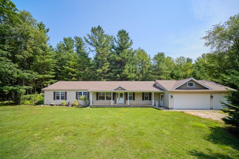 Photo of 9155 Ivanhoe Drive, Onekama, MI 49675 (MLS # 26007514)
