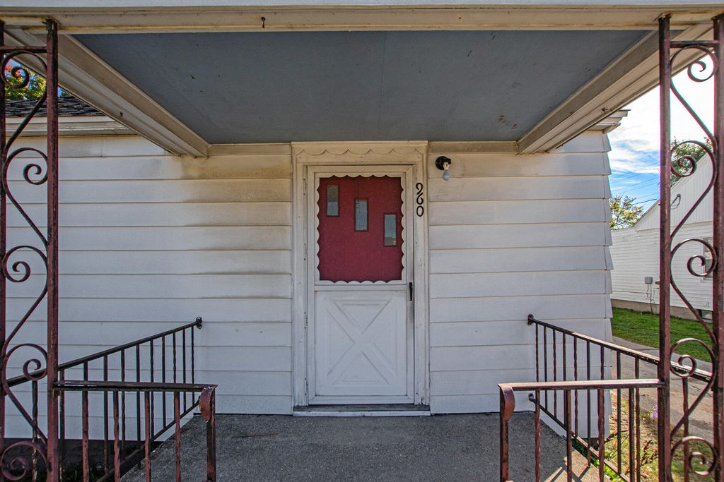 Photo of 960 Carlton Street, Muskegon, MI 49442 (MLS # 25054236)