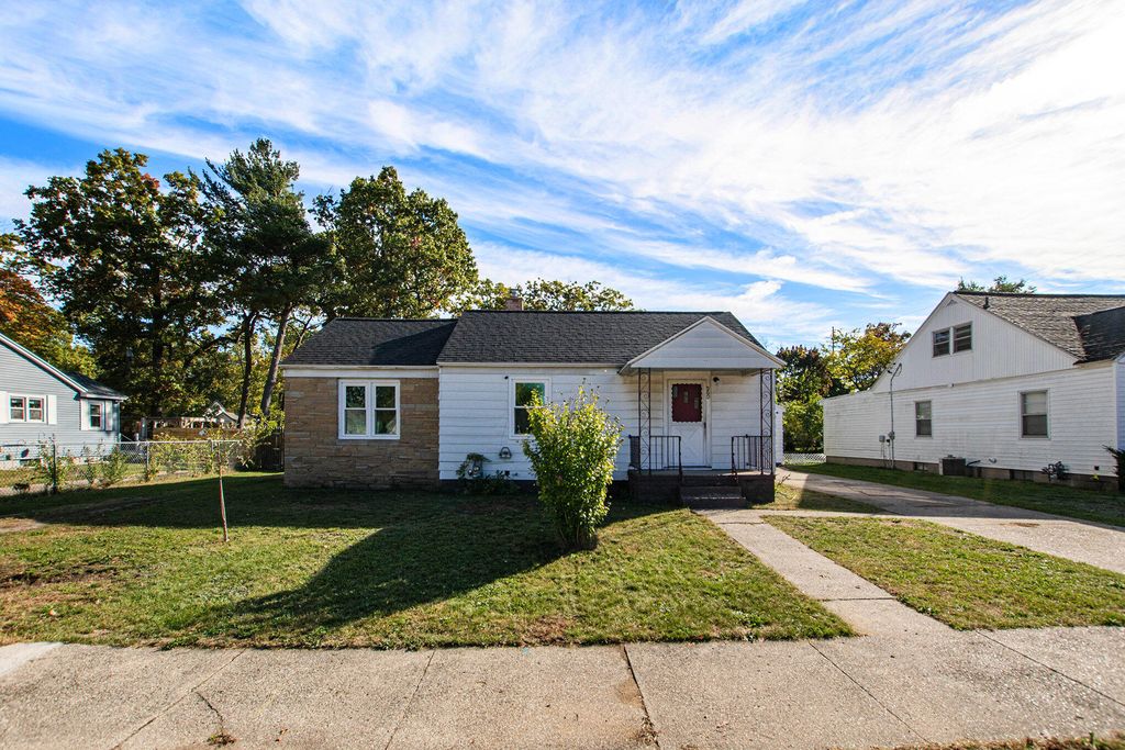 Photo of 960 Carlton Street, Muskegon, MI 49442 (MLS # 25054236)