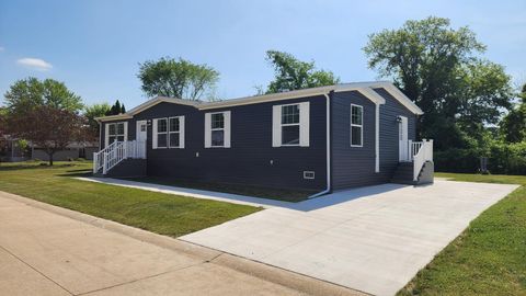 Photo of 1176 Maple Leaf Court, Charlotte, MI 48813 (MLS # 25048605)