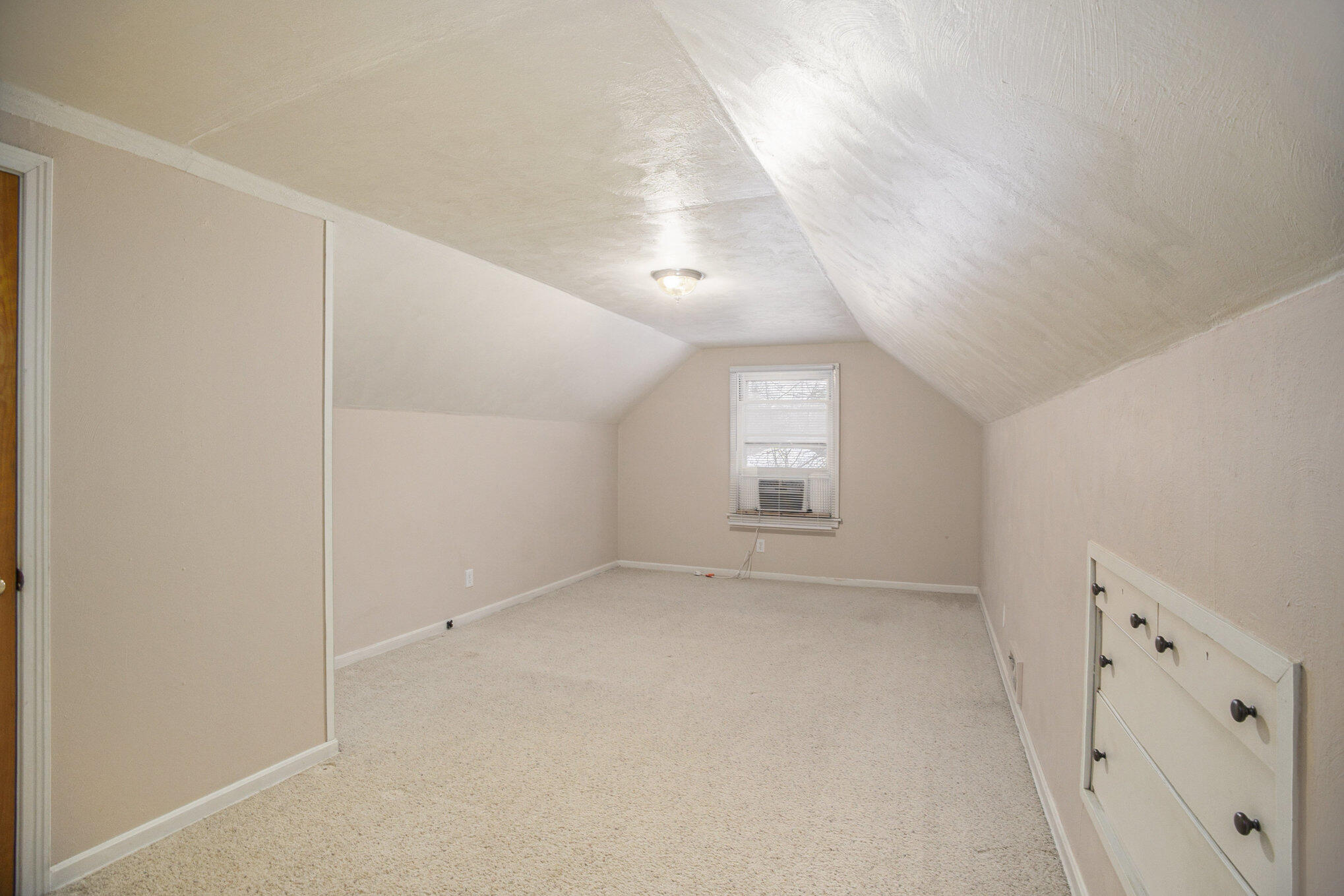 Kalamazoo, Michigan 49006, United States, 3 Bedrooms Bedrooms, ,2 BathroomsBathrooms,Residential,Pending,5318