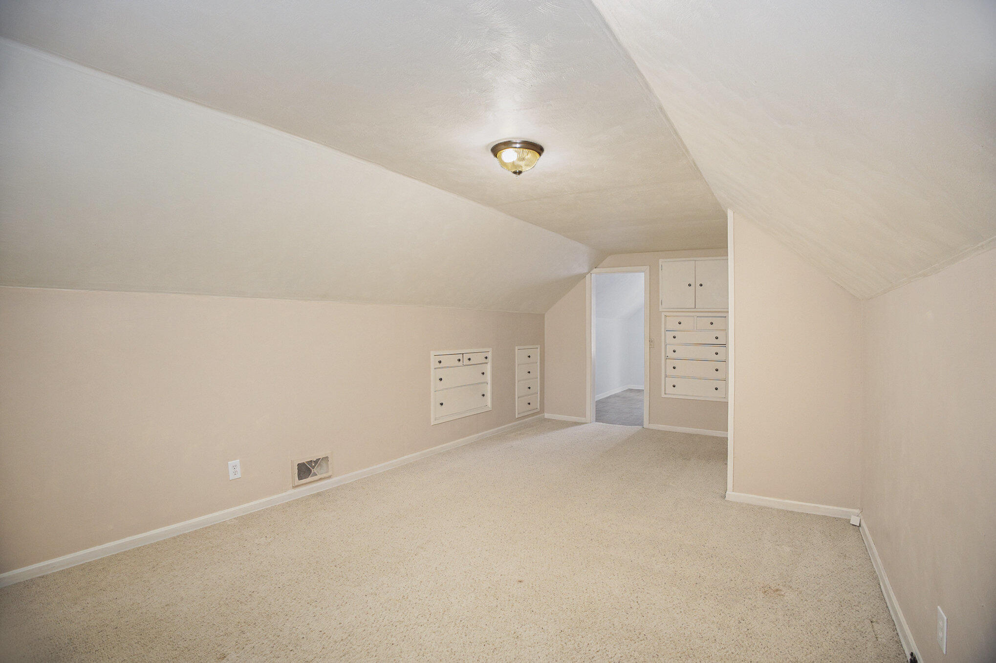 Kalamazoo, Michigan 49006, United States, 3 Bedrooms Bedrooms, ,2 BathroomsBathrooms,Residential,Pending,5318