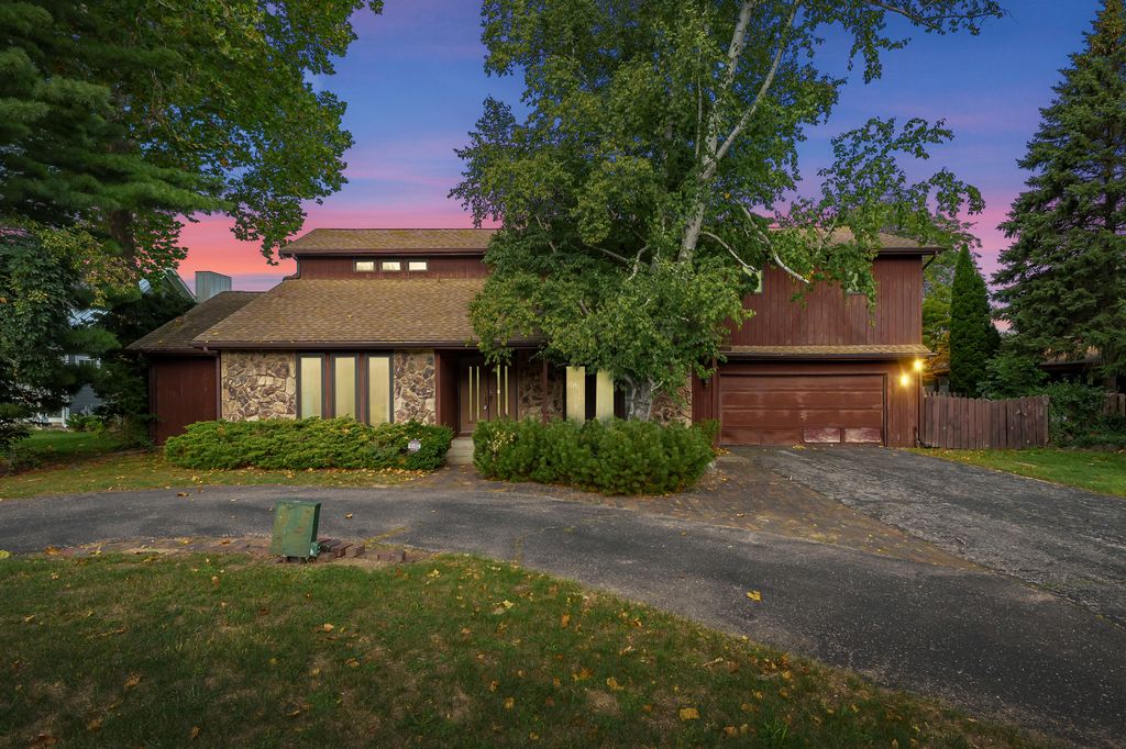 Photo of 1525 MOCCASIN Trail, Benton Harbor, MI 49022 (MLS # 25051382)