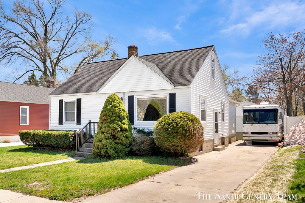 Photo of 1322 Waverly Avenue, Grand Haven, MI 49417 (MLS # 26008810)