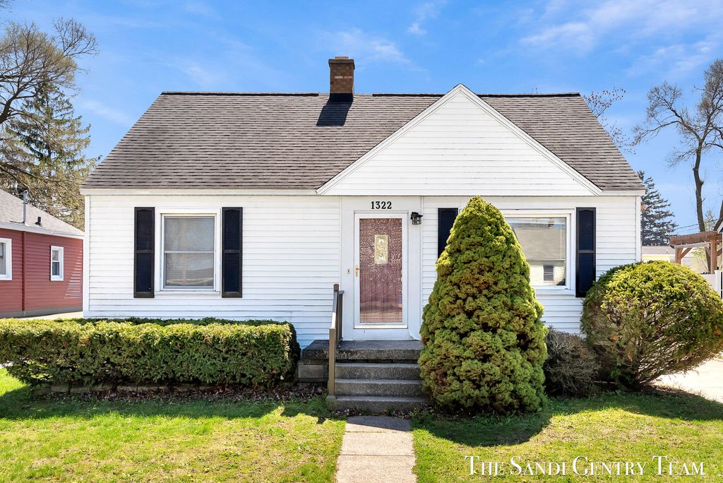 Photo of 1322 Waverly Avenue, Grand Haven, MI 49417 (MLS # 26008810)