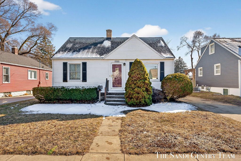 Photo of 1322 Waverly Avenue, Grand Haven, MI 49417 (MLS # 26008810)