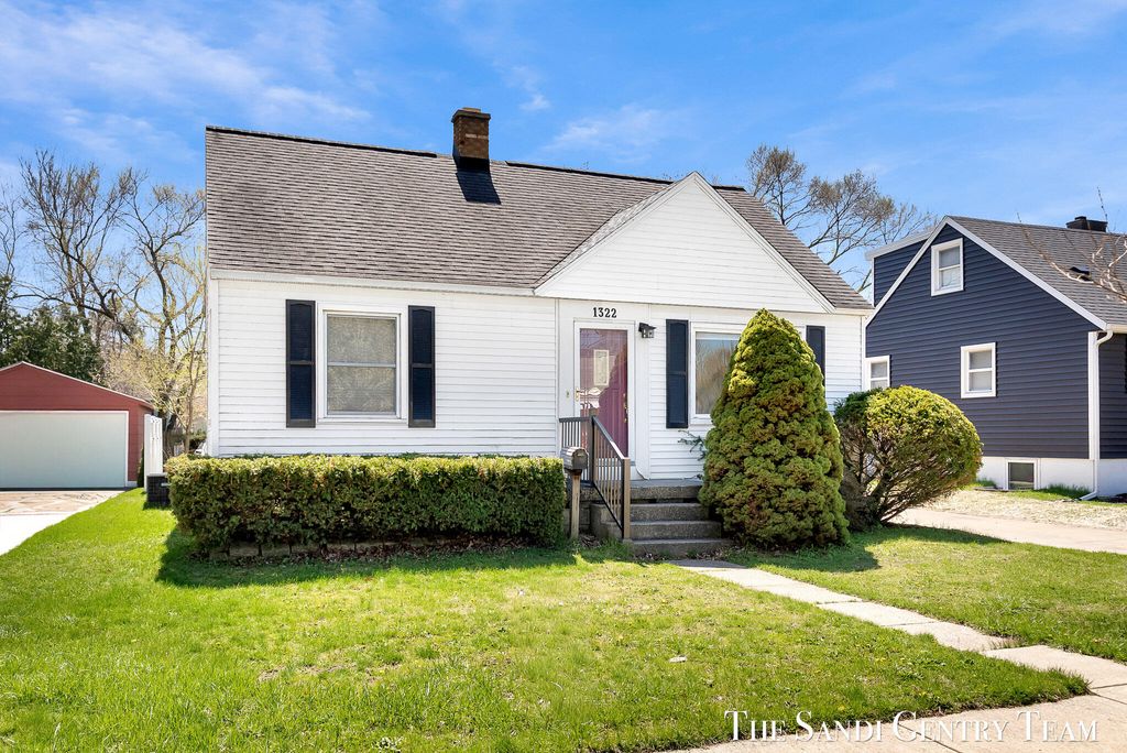 Photo of 1322 Waverly Avenue, Grand Haven, MI 49417 (MLS # 26008810)