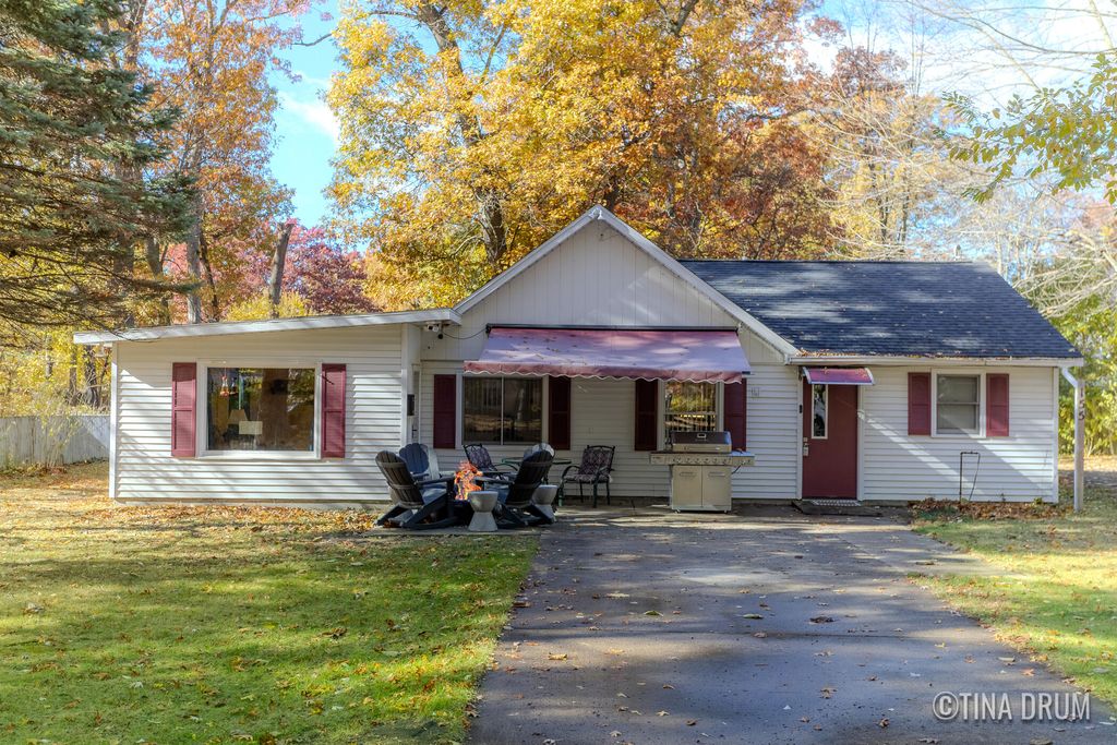 Photo of 155 S Kensington Street, Muskegon, MI 49442 (MLS # 25056482)