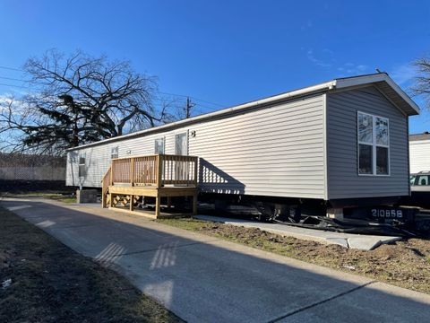 Photo of 3900 W Jefferson Avenue, Trenton, MI 48183 (MLS # 25057491)