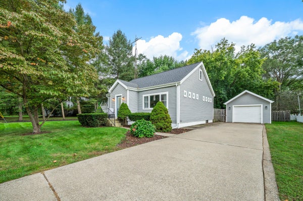 4604 CLEVELAND AVE, STEVENSVILLE, MI 49127 - Image efc4af75465e69beb8a11b551c615e1b/4188399552