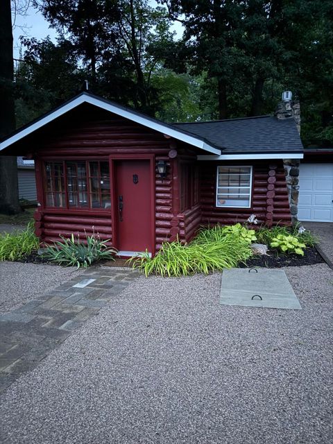 Photo of 252 W Lake Drive, Cadillac, MI 49601 (MLS # 25051486)