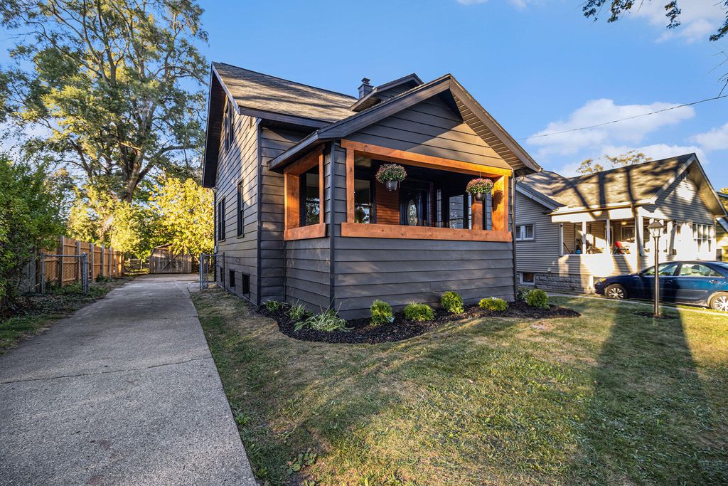 Photo of 988 W Larch Avenue, Muskegon, MI 49441 (MLS # 25052351)