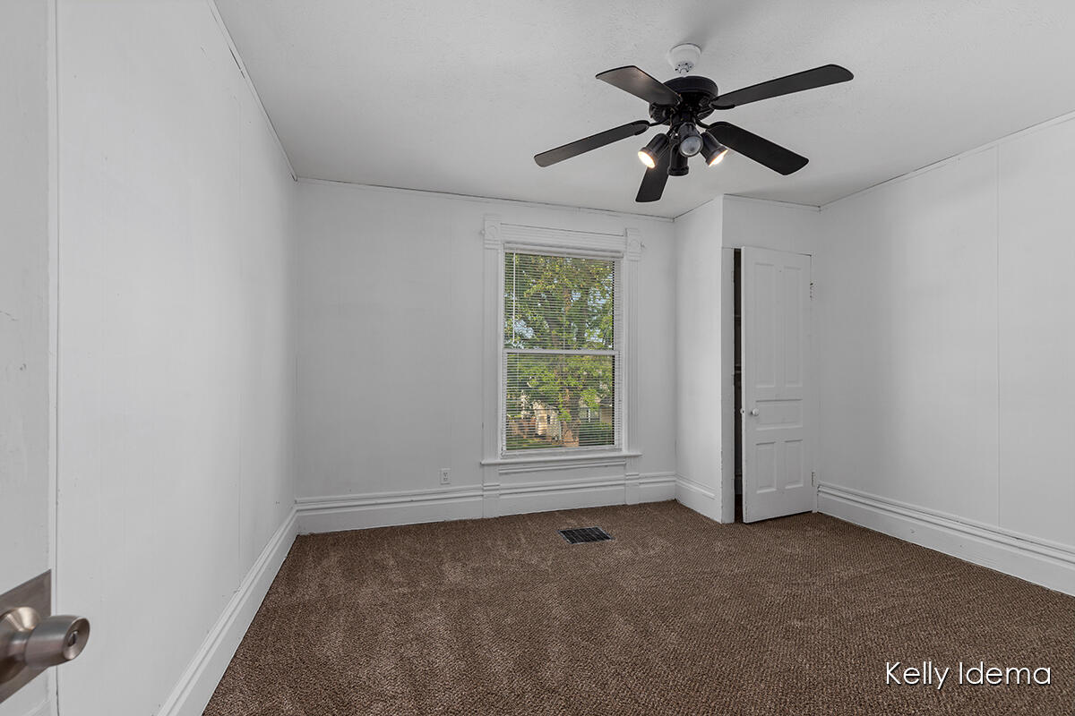 Photo 16 of 20 of 1230 Euclid Avenue SE house