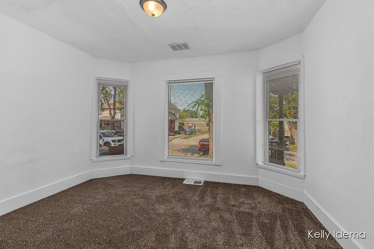 Photo 6 of 20 of 1230 Euclid Avenue SE house