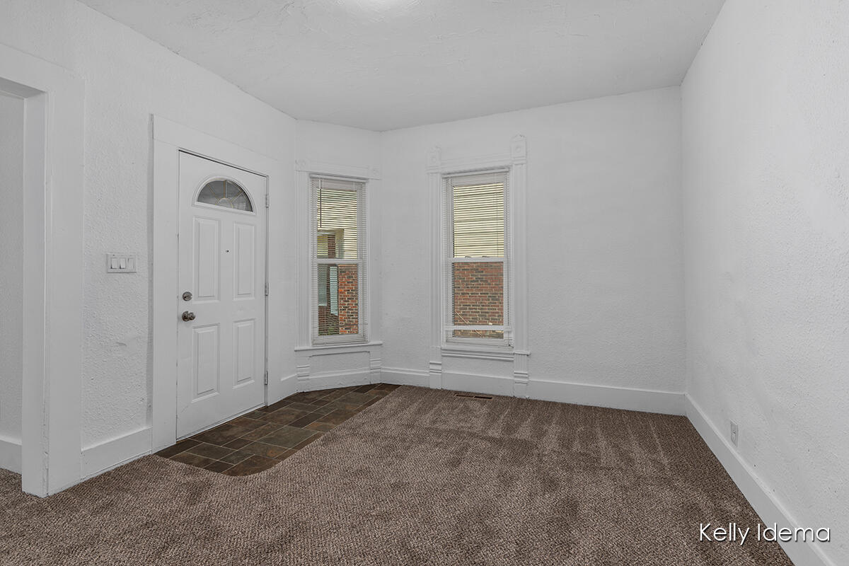Photo 3 of 20 of 1230 Euclid Avenue SE house