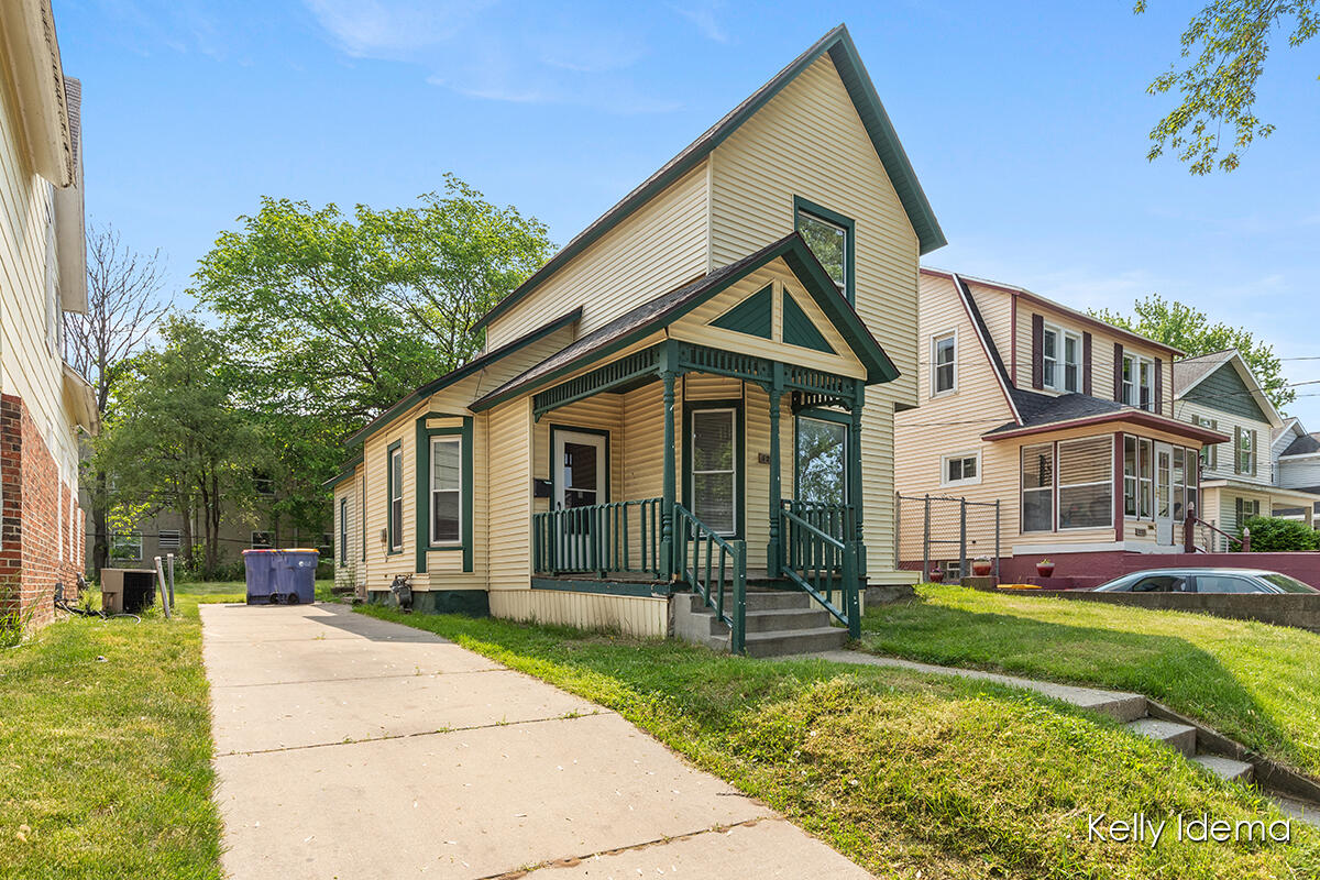 Photo 2 of 20 of 1230 Euclid Avenue SE house