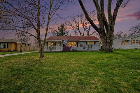 Photo of 1033 N Beechwood Street, Ludington, MI 49431 (MLS # 26020249)