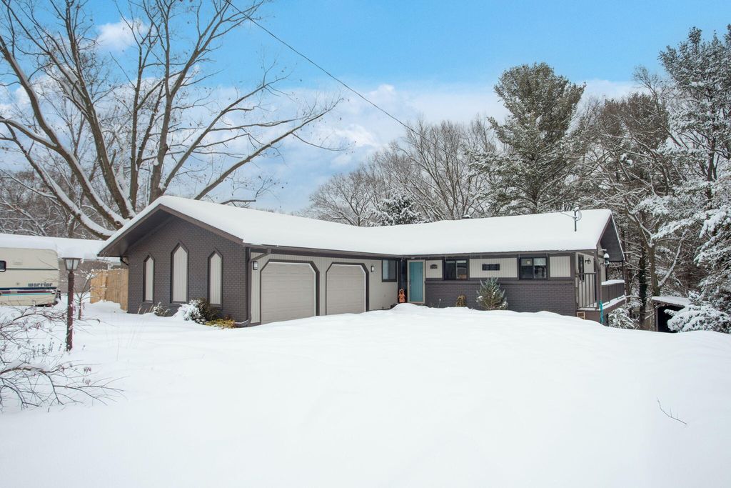 Photo of 17982 N Fruitport Road, Spring Lake, MI 49456 (MLS # 25051807)