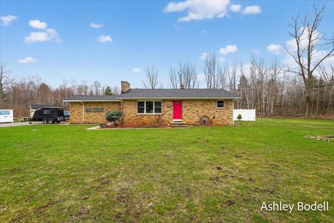 Photo of 825 16 Mile Road NW, Kent City, MI 49330 (MLS # 26013263)