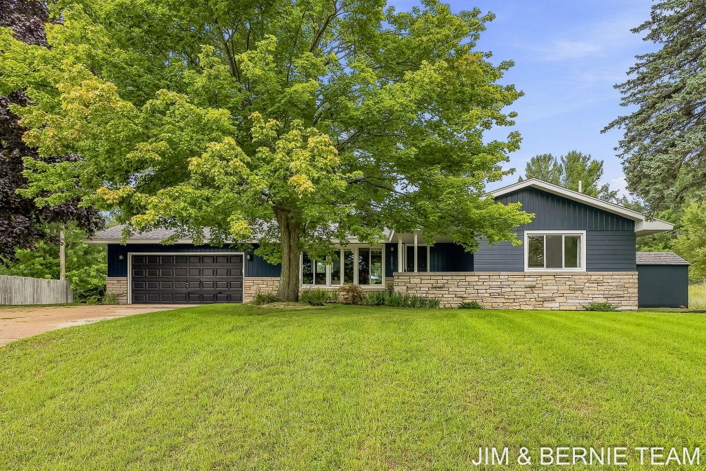 Photo of 18019 Mohawk Drive, Spring Lake, MI 49456 (MLS # 26047764)
