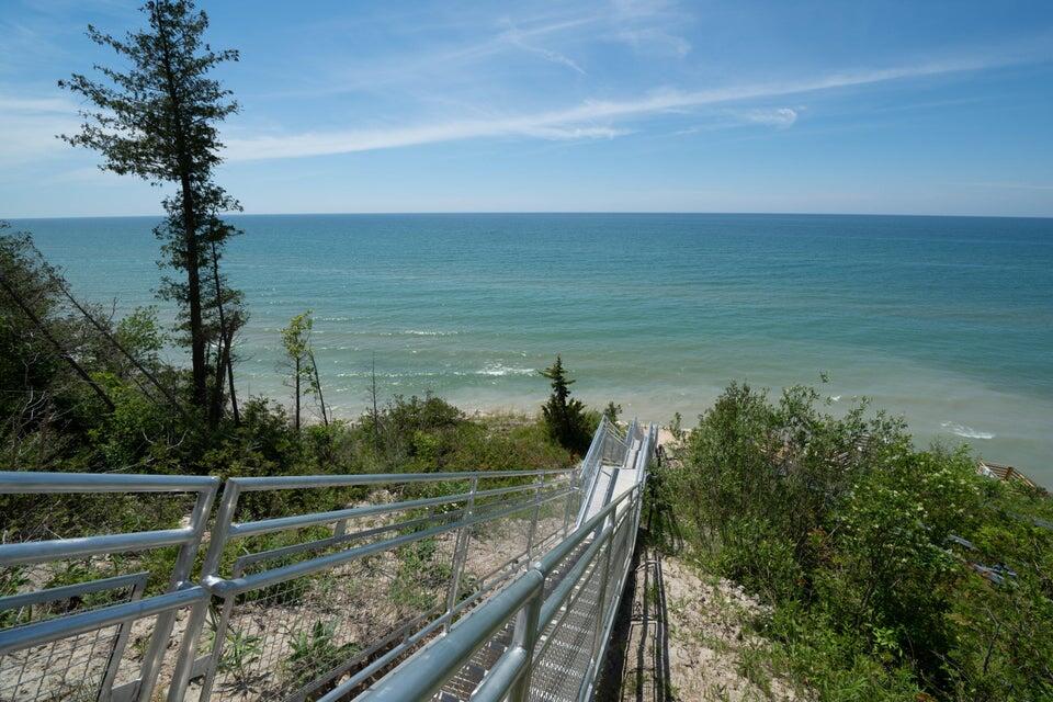 South Haven, Michigan 49090, United States, 4 Bedrooms Bedrooms, ,3 BathroomsBathrooms,Residential,Pending,18068