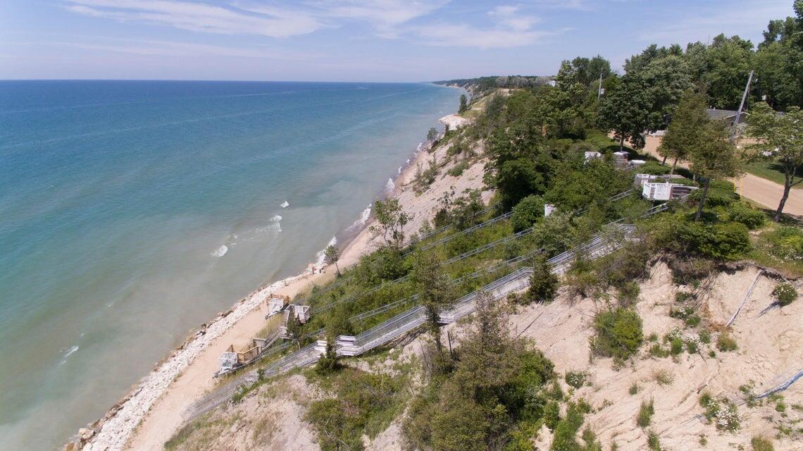 South Haven, Michigan 49090, United States, 4 Bedrooms Bedrooms, ,3 BathroomsBathrooms,Residential,Pending,18068