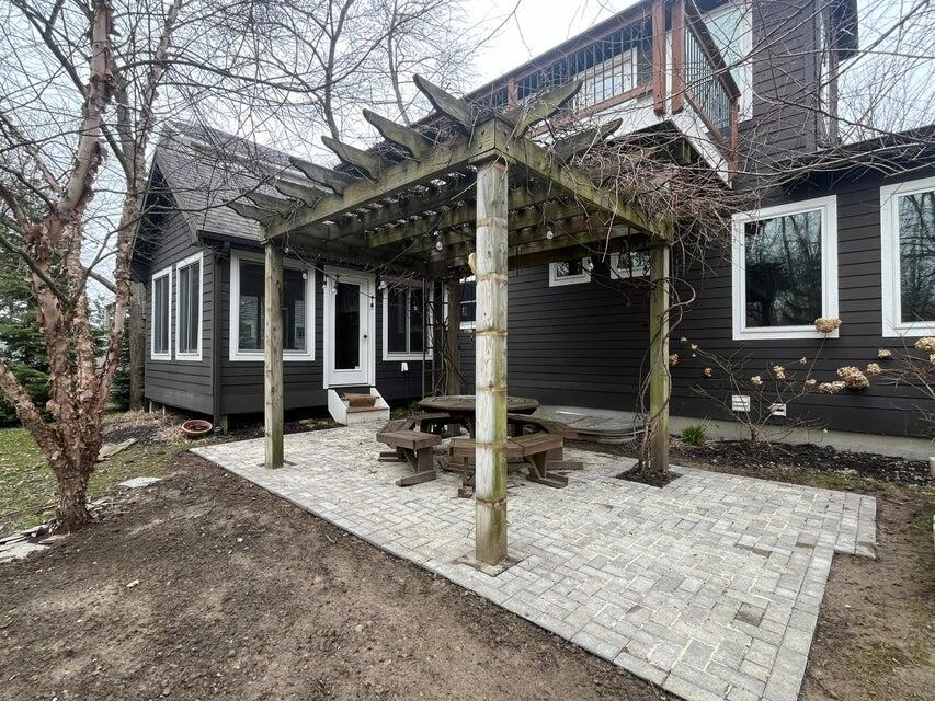 South Haven, Michigan 49090, United States, 4 Bedrooms Bedrooms, ,3 BathroomsBathrooms,Residential,Pending,18068