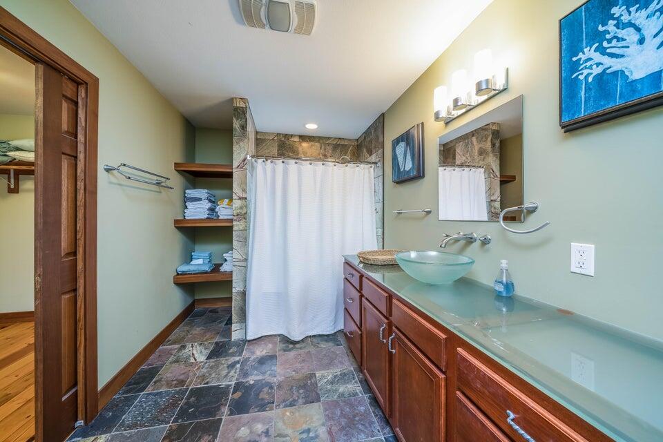 South Haven, Michigan 49090, United States, 4 Bedrooms Bedrooms, ,3 BathroomsBathrooms,Residential,Pending,18068