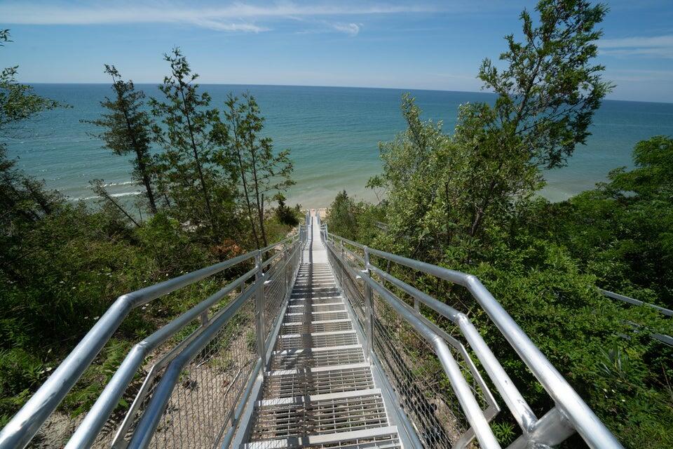 South Haven, Michigan 49090, United States, 4 Bedrooms Bedrooms, ,3 BathroomsBathrooms,Residential,Pending,18068