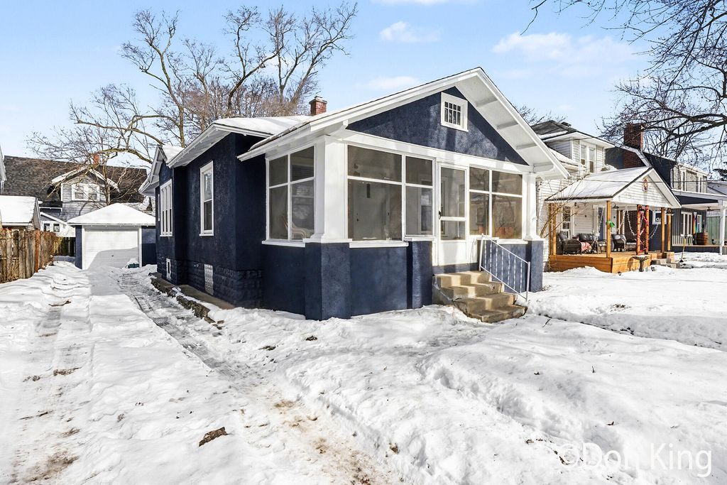 Photo of 707 Graceland Street NE, Grand Rapids, MI 49505 (MLS # 26005316)