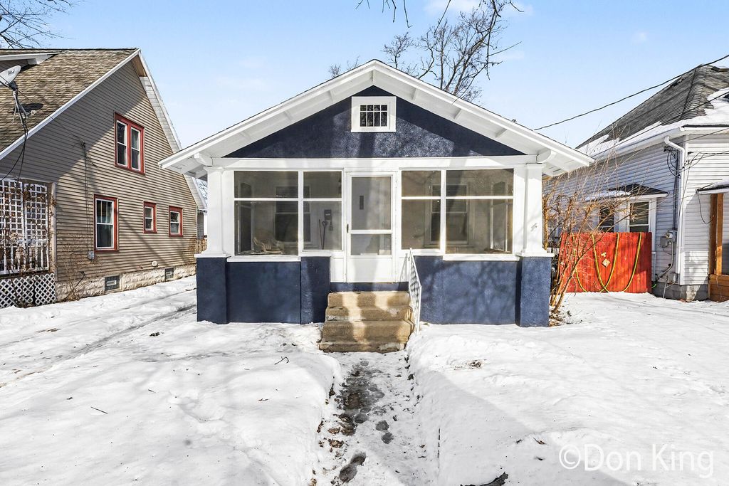 Photo of 707 Graceland Street NE, Grand Rapids, MI 49505 (MLS # 26005316)
