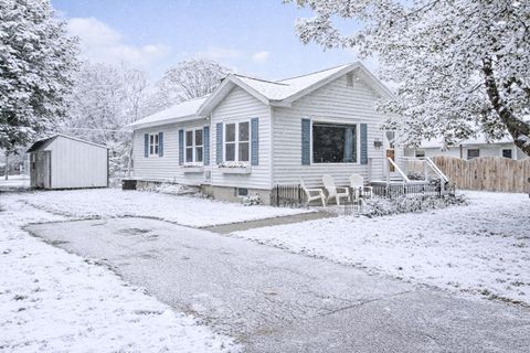 Photo of 919 Lawndale Street, Ludington, MI 49431 (MLS # 26001167)