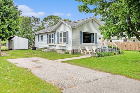 Photo of 919 Lawndale Street, Ludington, MI 49431 (MLS # 26001167)