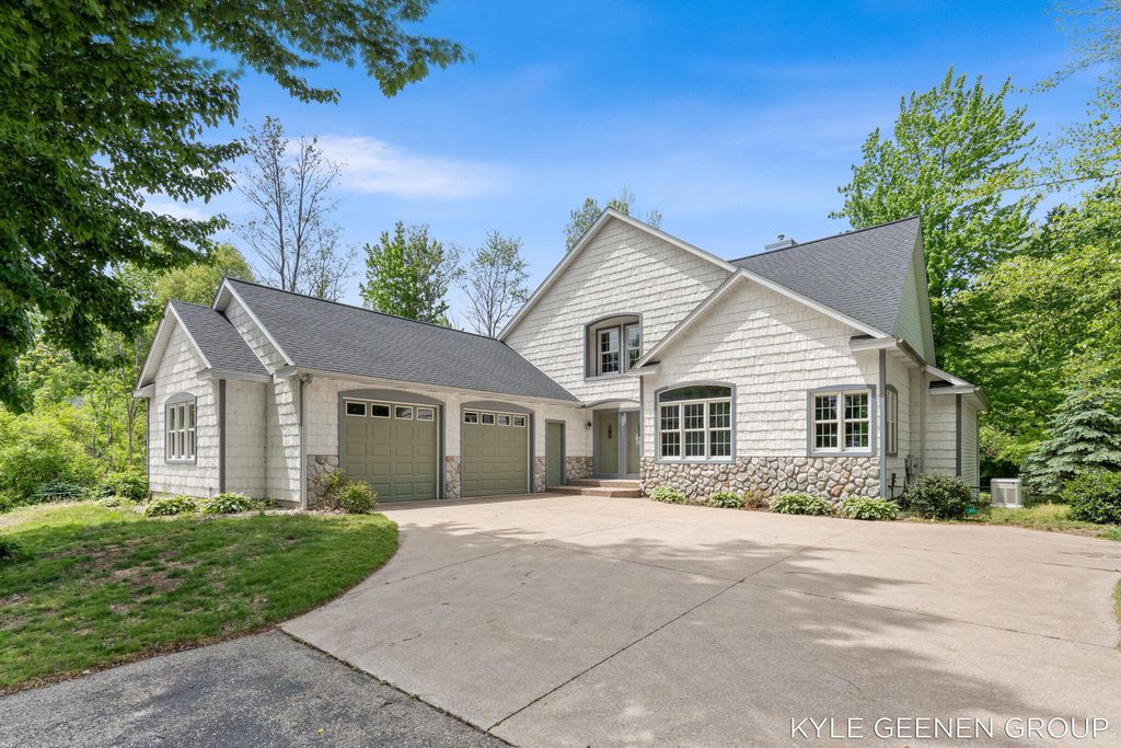Photo of 4742 64th Street, Holland, MI 49423 (MLS # 26025390)