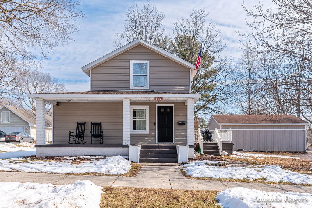 Photo of 125 S Grove Street SE, Lowell, MI 49331 (MLS # 26005905)