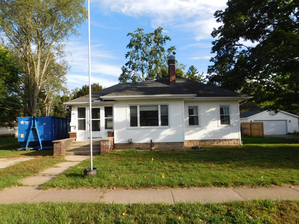 Photo of 315 E Linden Street, Hartford, MI 49057 (MLS # 25051654)
