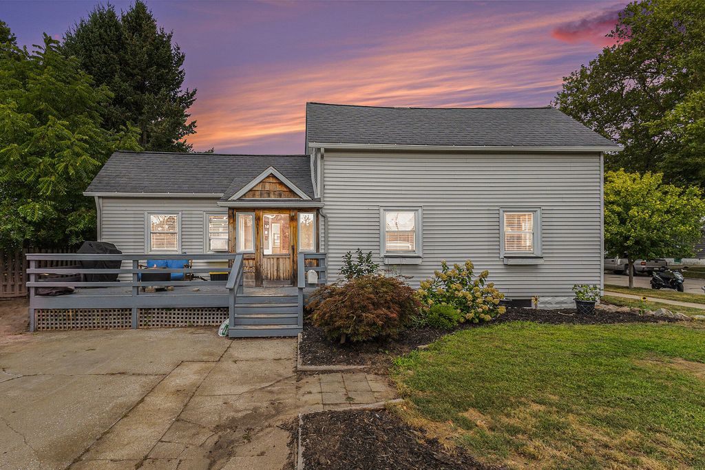 Photo of 101 S Ferry Street, Grand Haven, MI 49417 (MLS # 25042485)