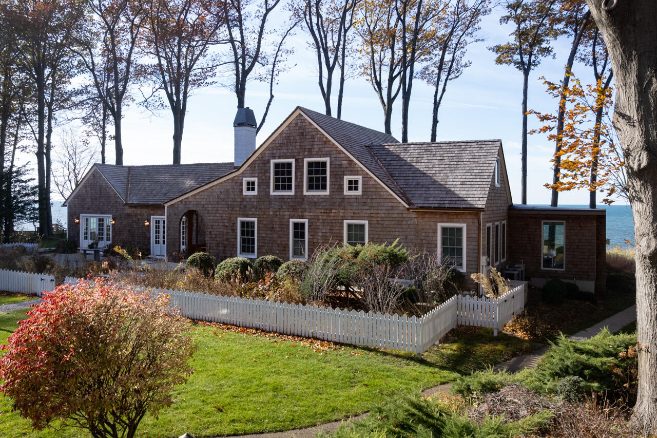 2526 Lakeshore Drive