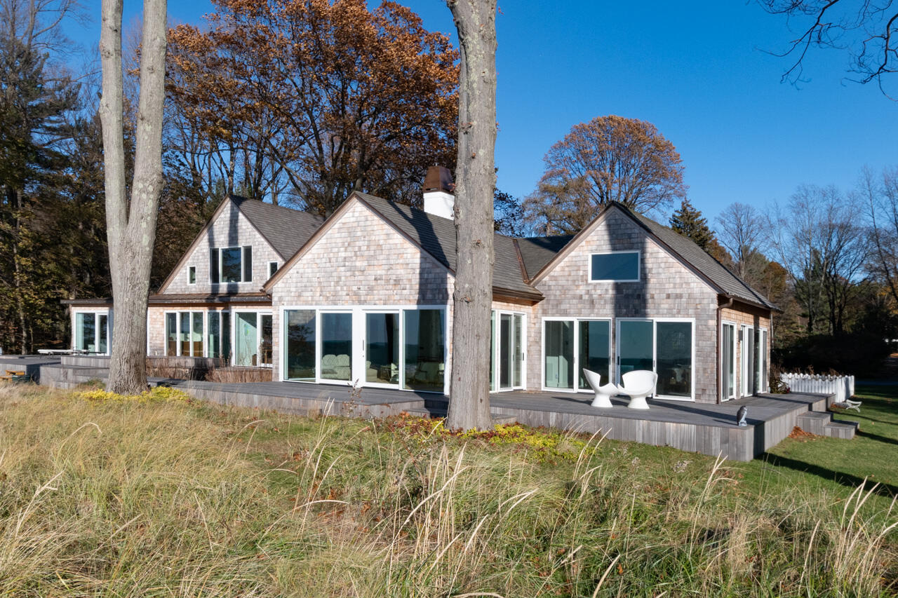 2526 Lakeshore Drive