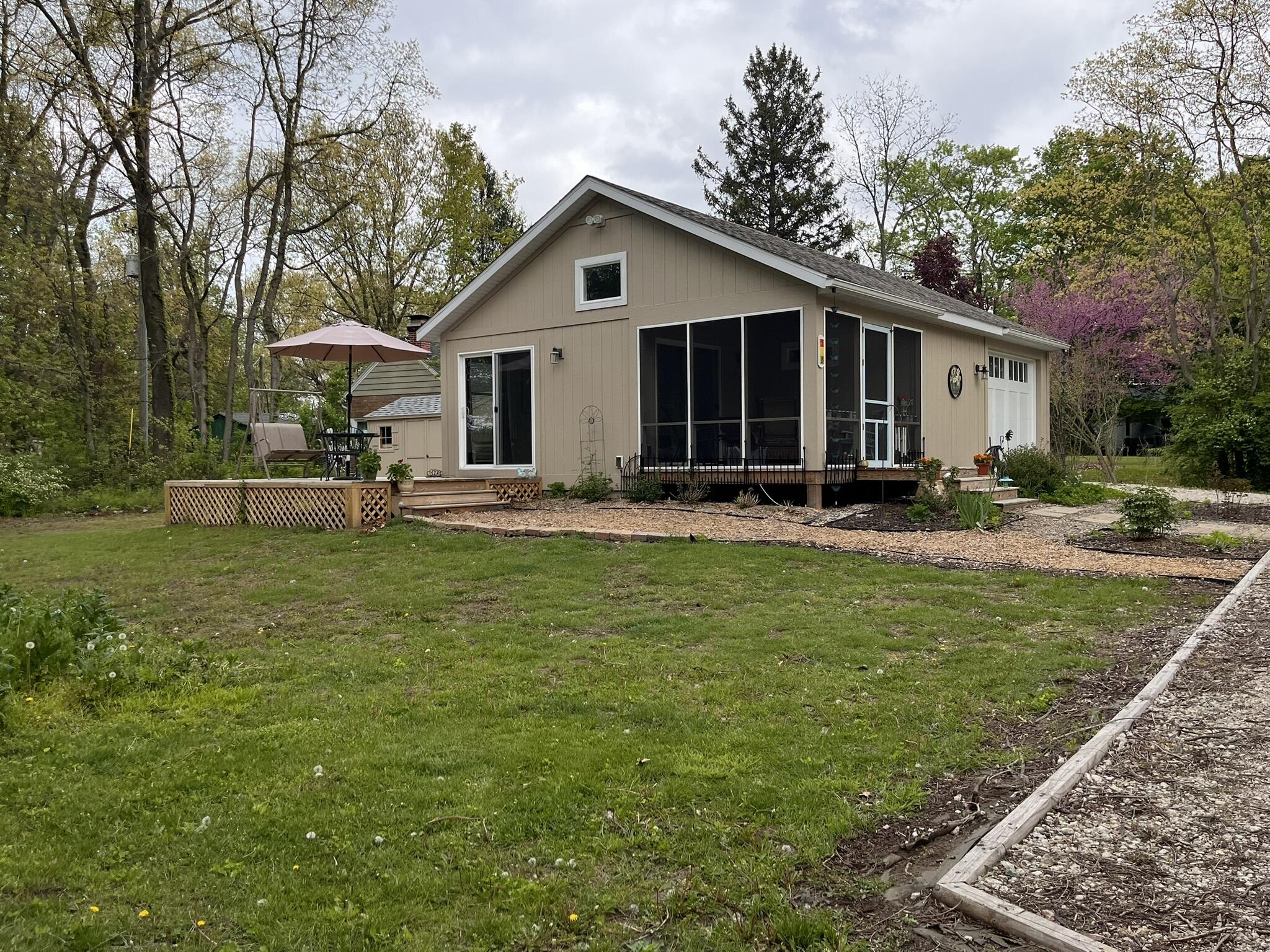 South Haven, Michigan 49090, United States, 2 Bedrooms Bedrooms, ,1 BathroomBathrooms,Residential,Pending,144900