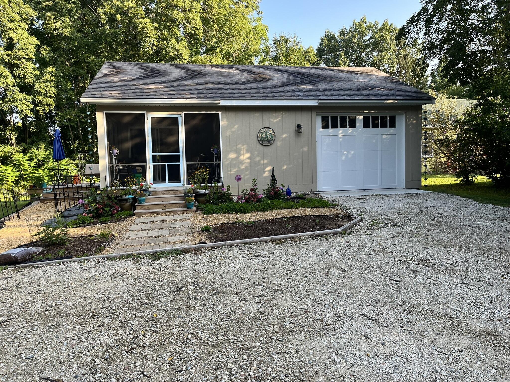 South Haven, Michigan 49090, United States, 2 Bedrooms Bedrooms, ,1 BathroomBathrooms,Residential,Pending,144900