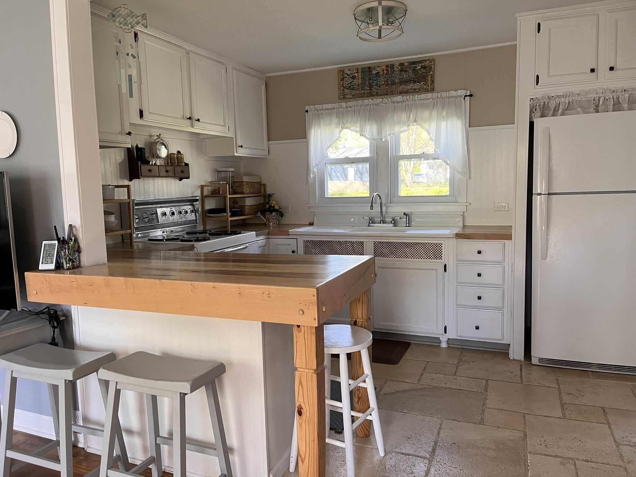 South Haven, Michigan 49090, United States, 2 Bedrooms Bedrooms, ,1 BathroomBathrooms,Residential,Pending,144900