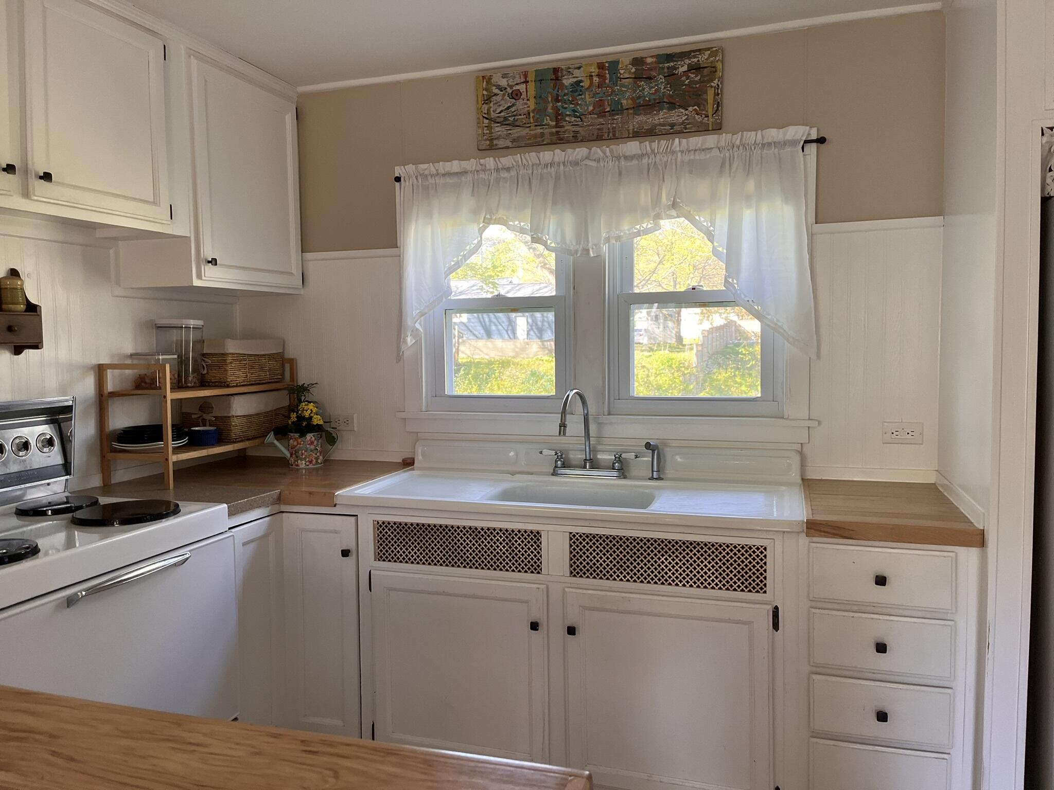 South Haven, Michigan 49090, United States, 2 Bedrooms Bedrooms, ,1 BathroomBathrooms,Residential,Pending,144900