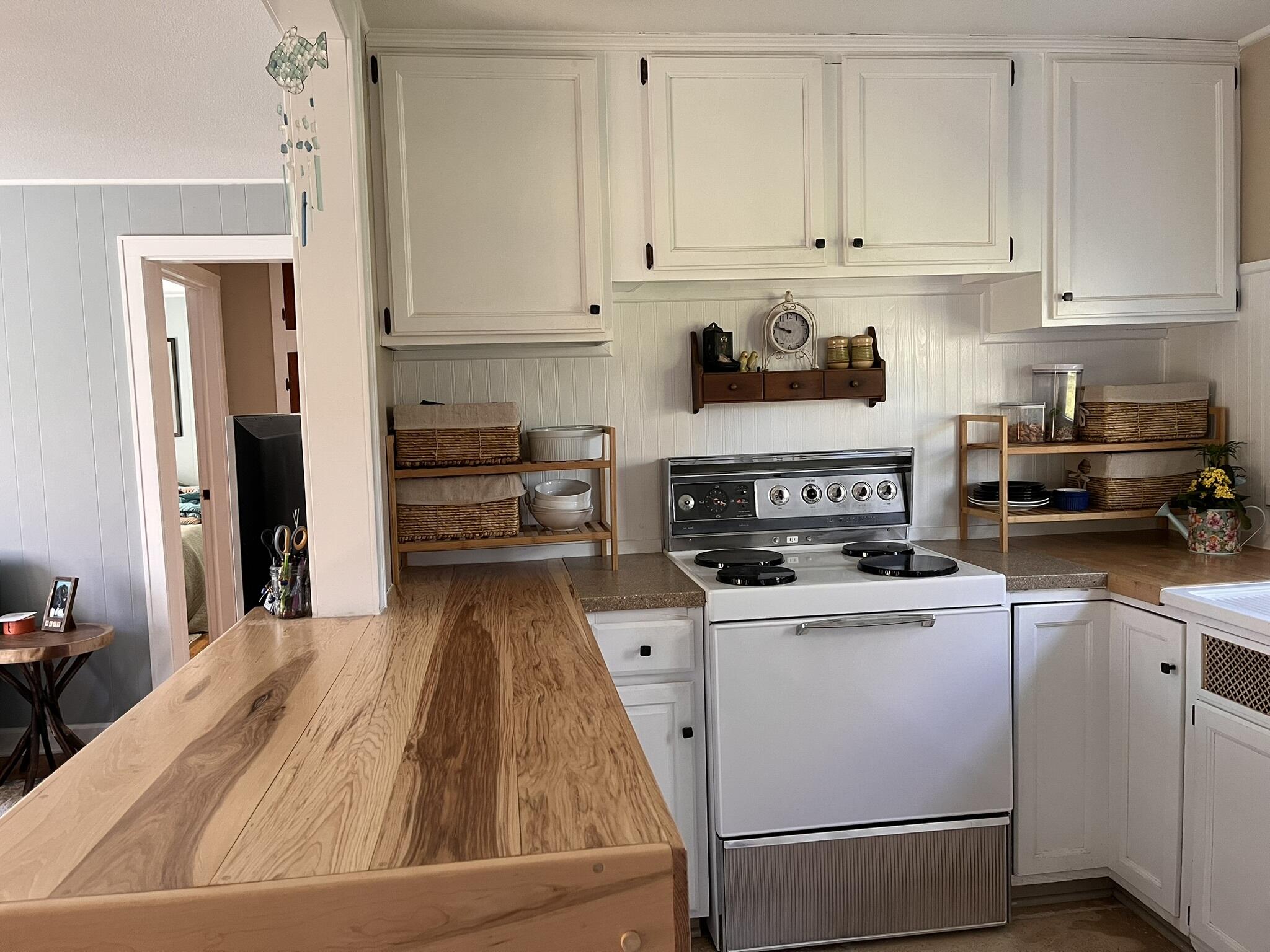 South Haven, Michigan 49090, United States, 2 Bedrooms Bedrooms, ,1 BathroomBathrooms,Residential,Pending,144900