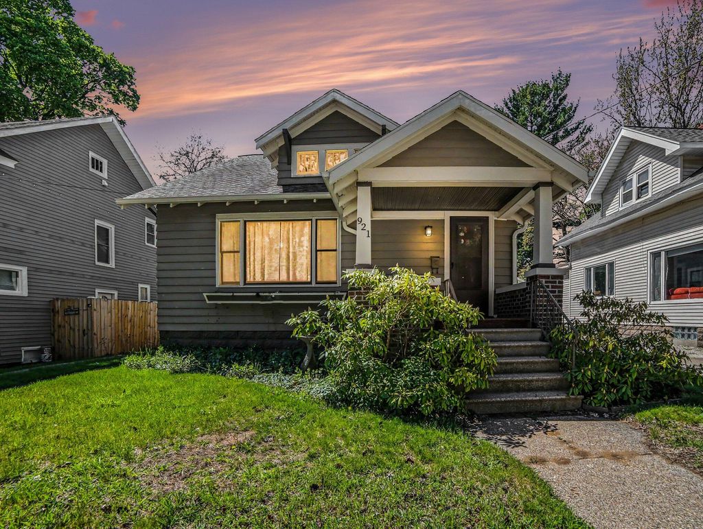 Photo of 921 Ireland Avenue, Muskegon, MI 49441 (MLS # 26022818)