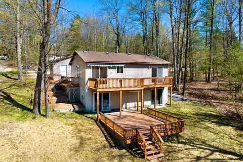 Photo of 18851 Lakewood Circle, Lake Ann, MI 49650 (MLS # 26020299)