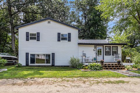 Photo of 37057 Marrion Court, Paw Paw, MI 49079 (MLS # 25056976)